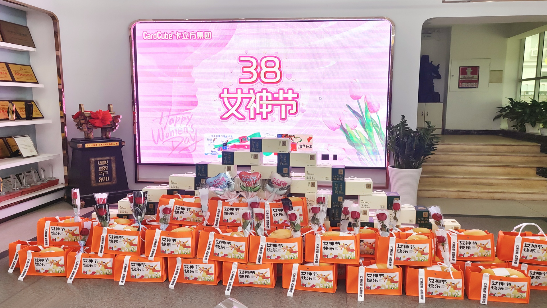 卡立方集团智能卡工厂腕带厂家：以花为礼，致敬每一位 “女神”
