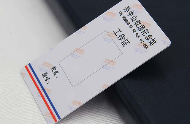 学生配备多功能安全性武器—学生智能卡